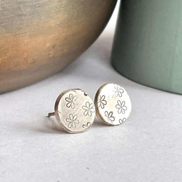 Flower print pebble studs