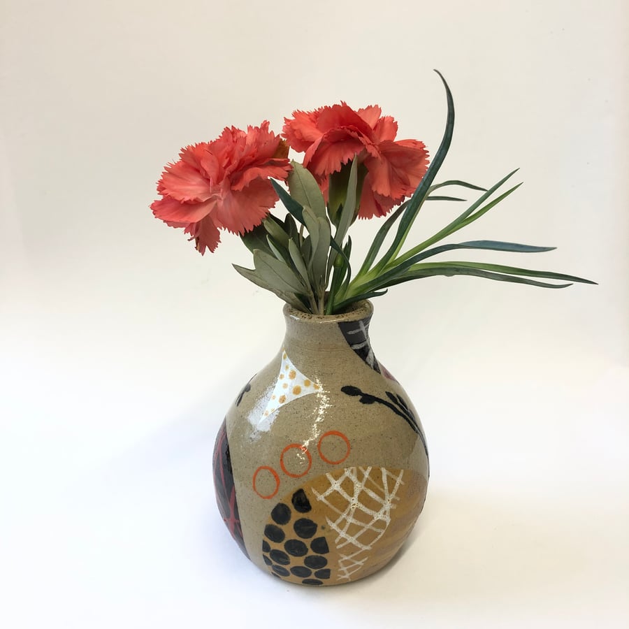 SMALL CERAMIC STONEWARE VASE IN EARTHY ETHNIC DESIGN