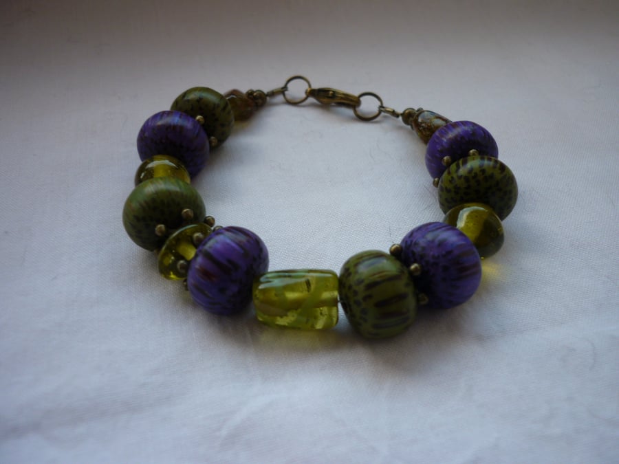 MOSS GREEN, PURPLE AND ANTIQUE BRONZE BRACELET.   1000