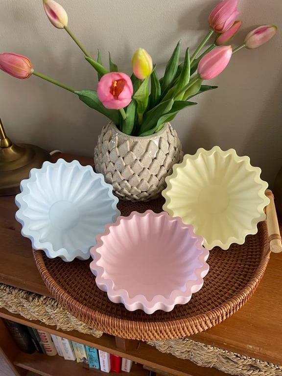 Pastel coloured decorative wave edge bowl 15cm diameter