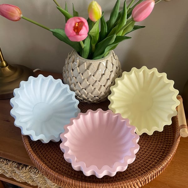 Pastel coloured decorative wave edge bowl 15cm diameter