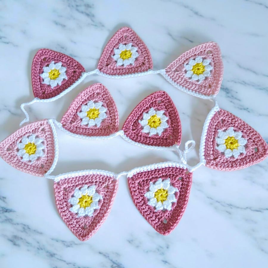 Crochet Daisy Bunting – Nursery Garland in Pinks