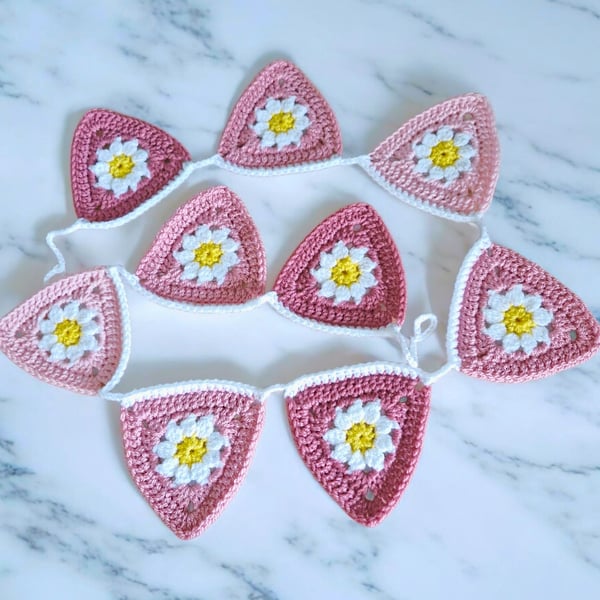 Crochet Daisy Bunting – Nursery Garland in Pinks