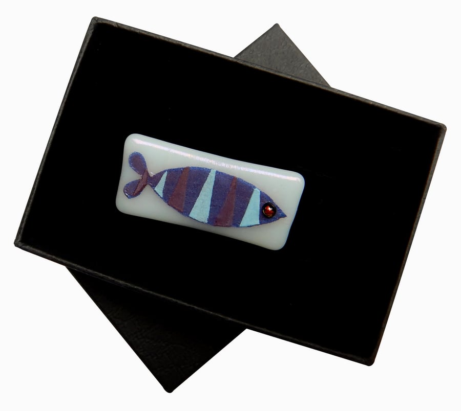 HANDMADE FUSED DICHROIC GLASS 'ZIG ZAG FISH' BROOCH.