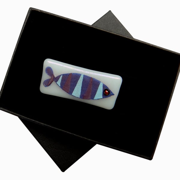 HANDMADE FUSED DICHROIC GLASS 'ZIG ZAG FISH' BROOCH.