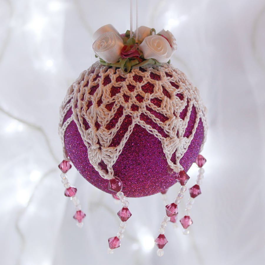 Christmas bauble pink and white crochet lace vintage style, T3