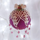 Christmas bauble pink and white crochet lace vintage style, T3