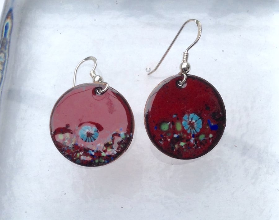 Round enamelled earrings in red with flowers