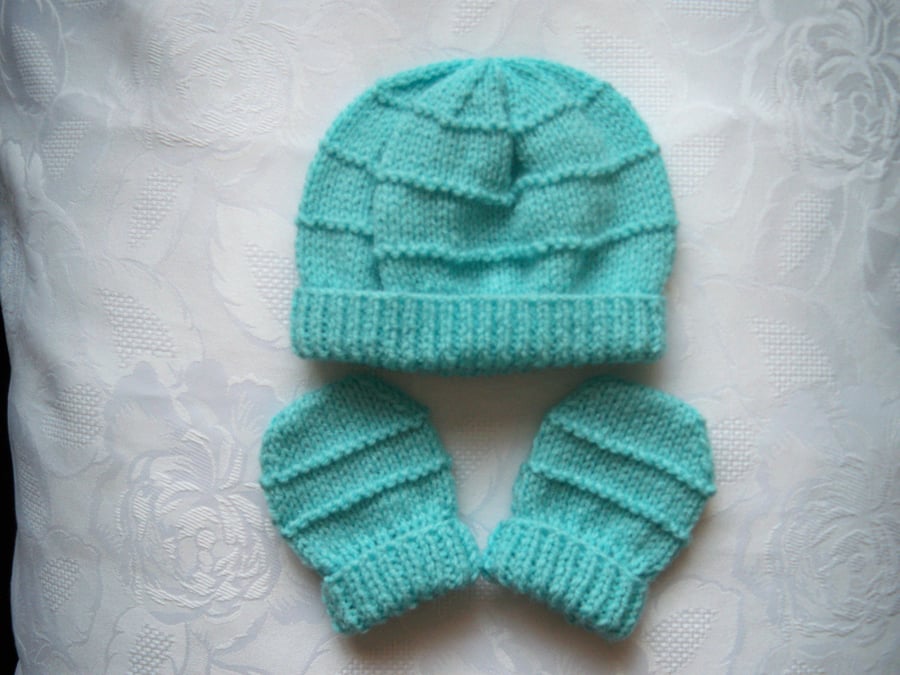 BEAUTIFUL HAND KNITTED BABY HAT AND MITTENS 0-3 MTHS TURQUOISE BLUE