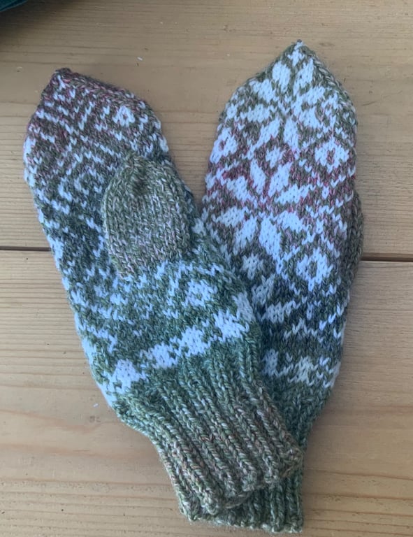 Hand Knitted Men's Nordic Selbu Design Mittens in Tweedy Green & White 