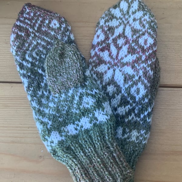 Hand Knitted Men's Nordic Selbu Design Mittens in Tweedy Green & White 