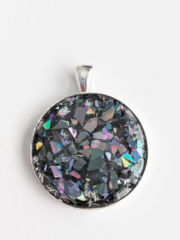 Round Resin Pendant With Dark Grey Glitter Flakes