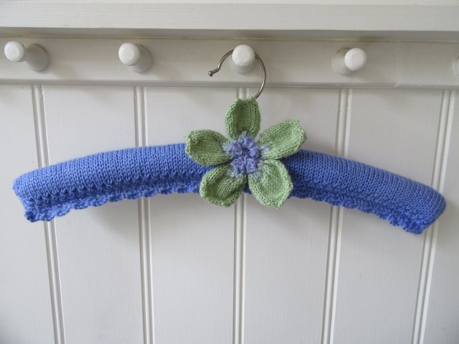 Clothes hanger coat hanger with a knitted anemone flower