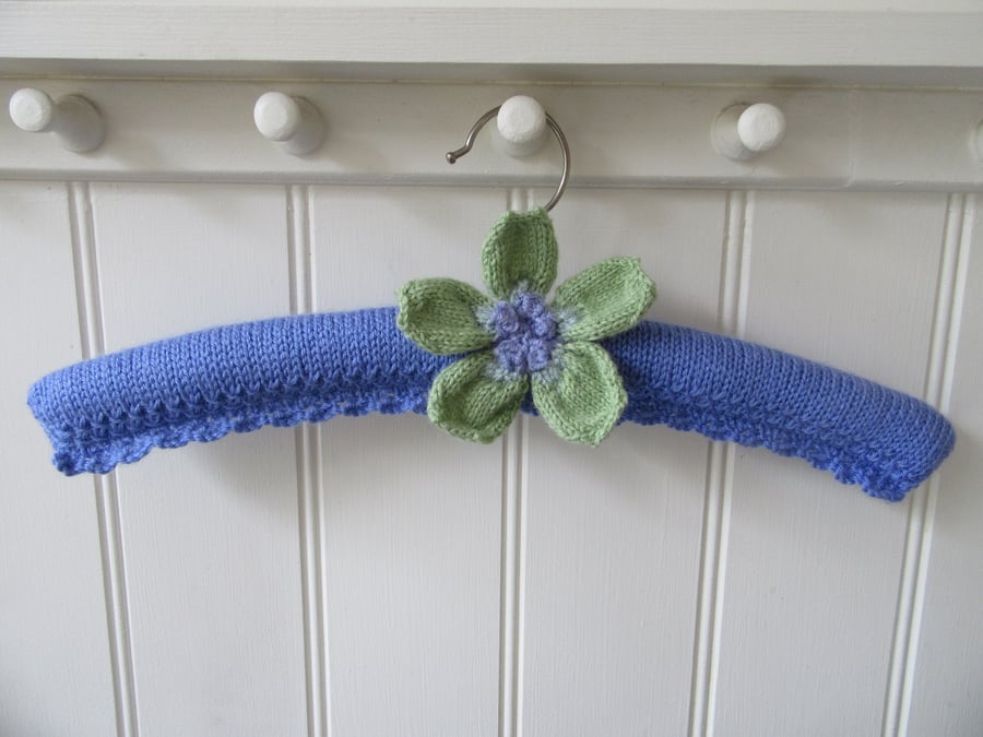 Clothes hanger coat hanger with a knitted anemone flower