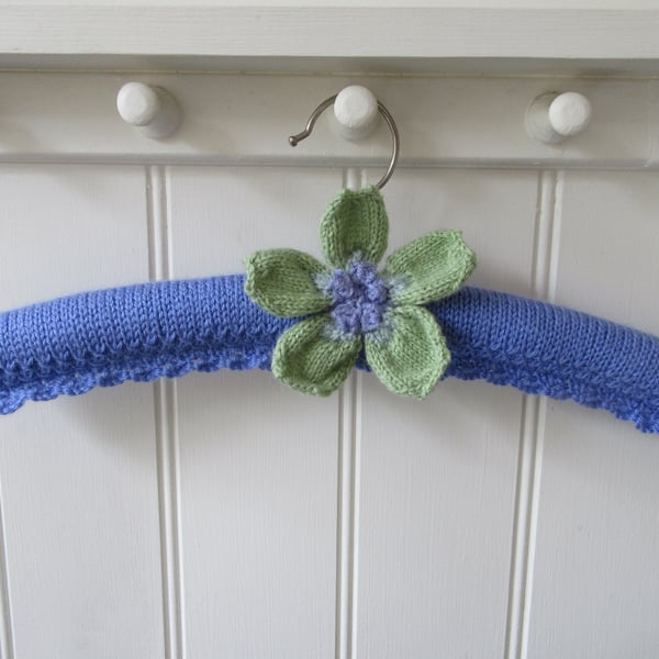 Clothes hanger coat hanger with a knitted anemone flower