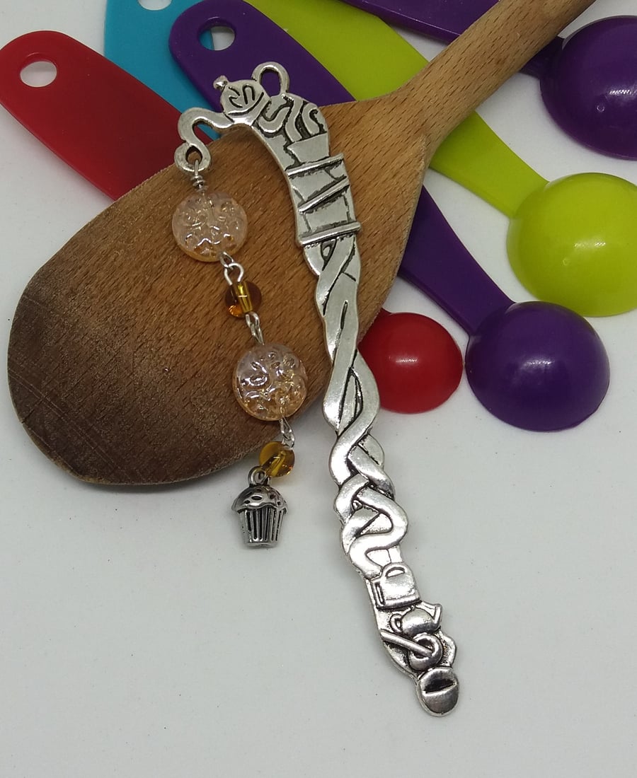 TP19 Teatime bookmark with cupcake muffin charm and beads