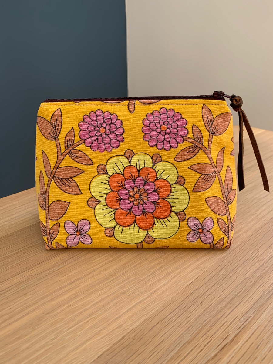 Vintage Roundelay cosmetic bag