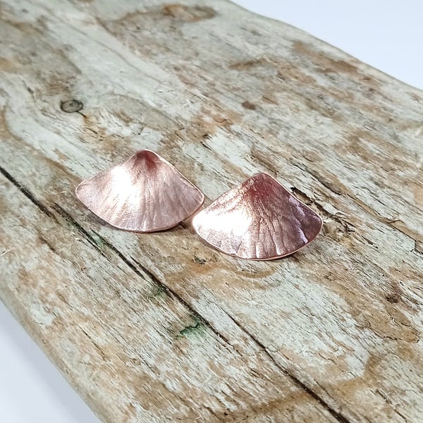 Textured Copper Fan Shaped Stud Earrings (ERCUSTFN2) - UK Free Post