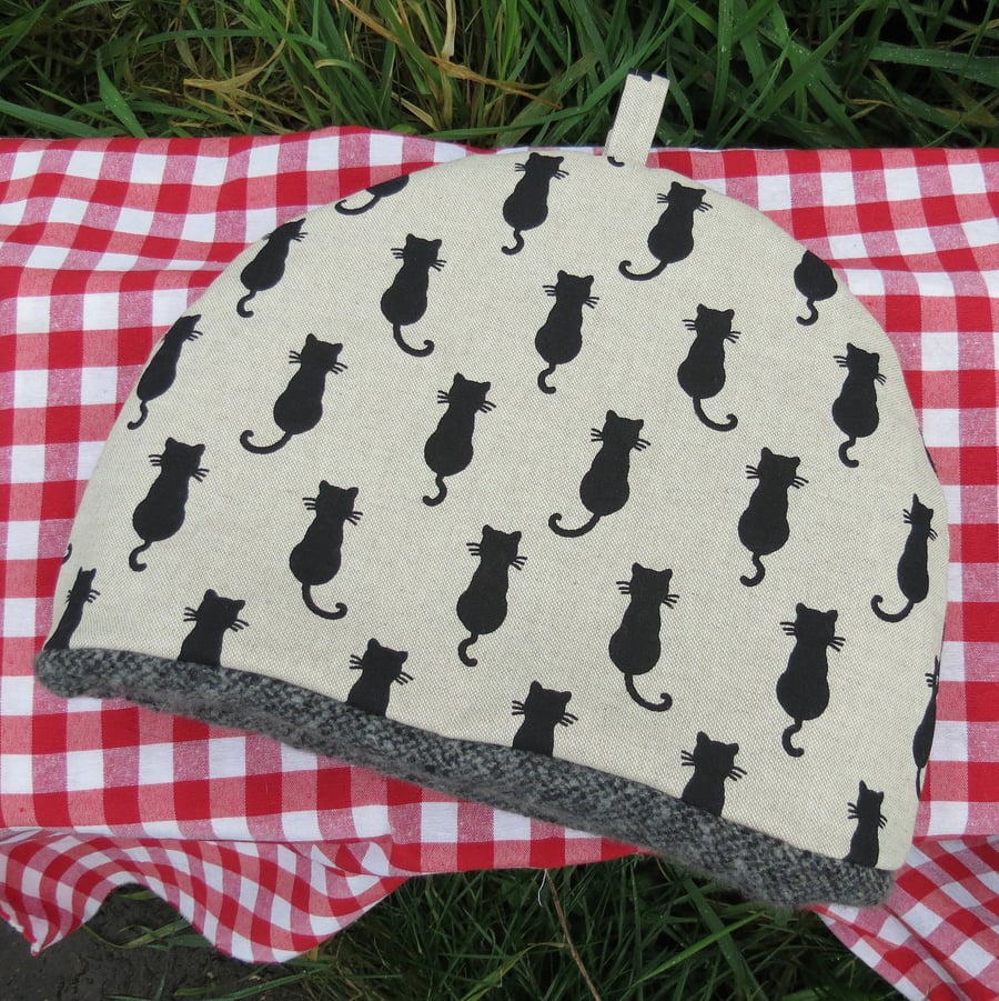 Tea Cosy.  A tea cosy, size large.  To fit a  4 -  5  cup teapot.  Cat Design.