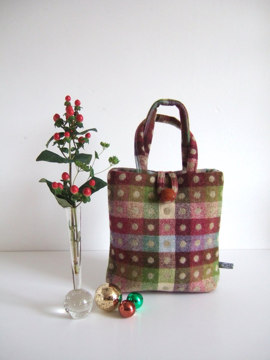Checked winter woollen handbag or bucket bag