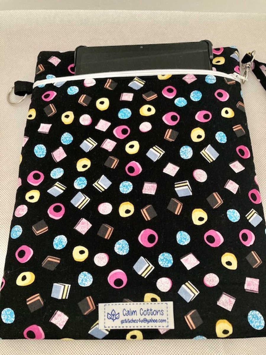 Fabric Tablet sleeve - Zipped and quilted protective carrying sleeve