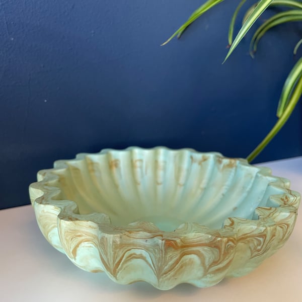 Pastel coloured decorative wave edge bowl 15cm diameter