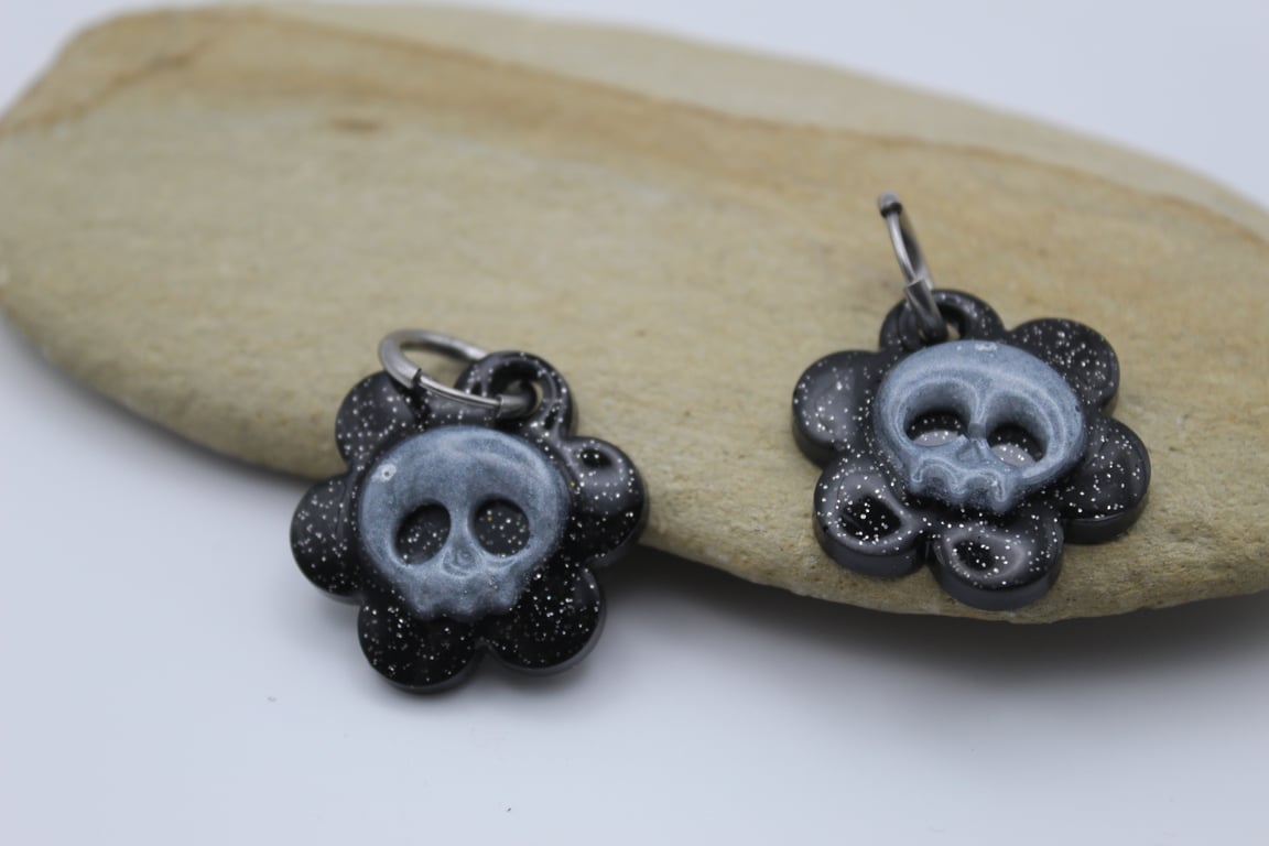 Flower Skulls Earrings, Goth Earrings, Resin Earrings 