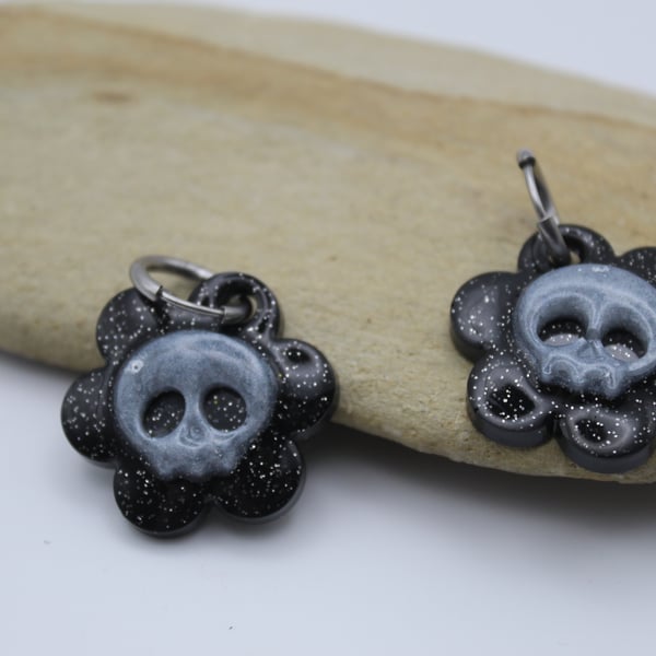 Flower Skulls Earrings, Goth Earrings, Resin Earrings 