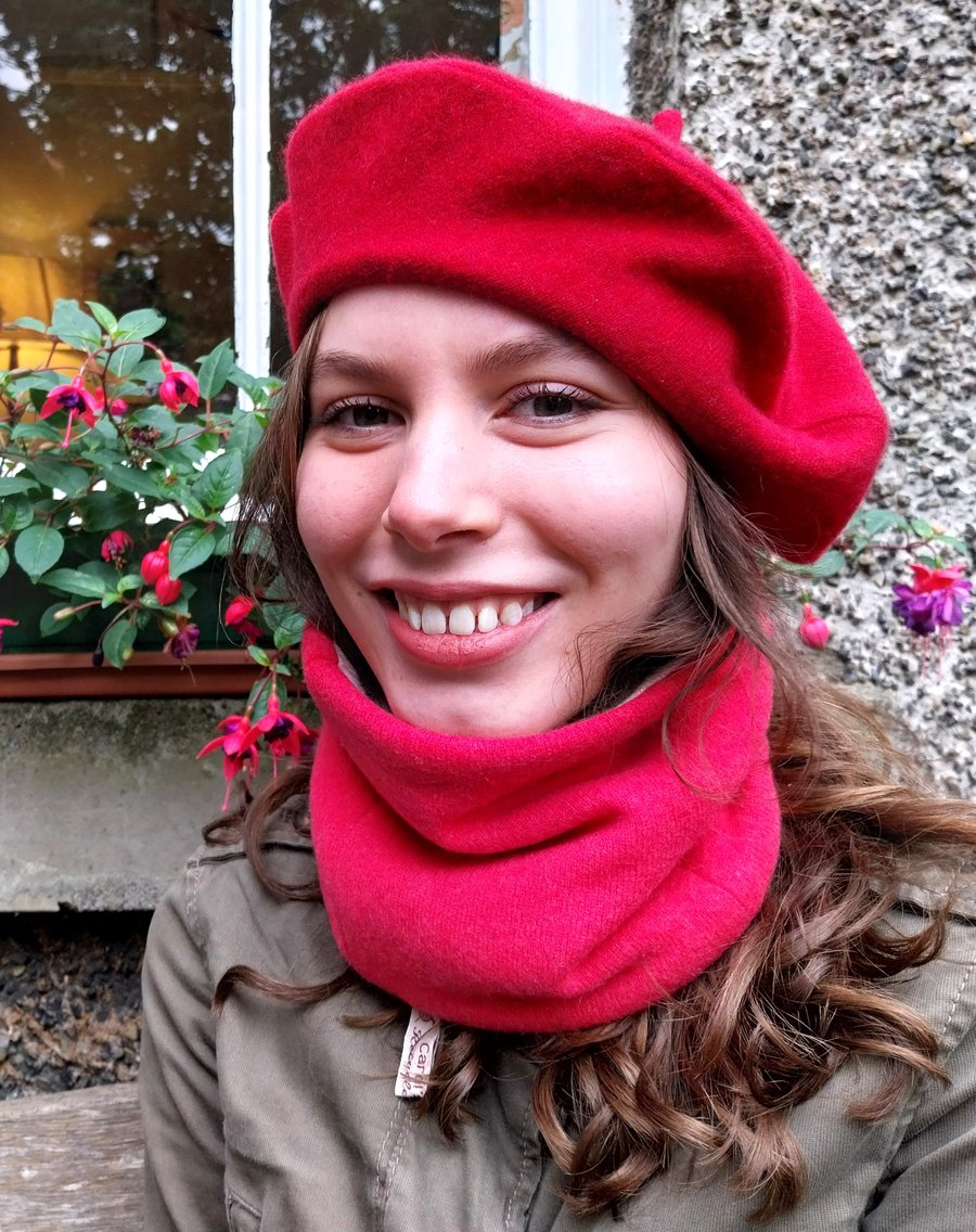 Dark red beret , recycled 100% cashmere