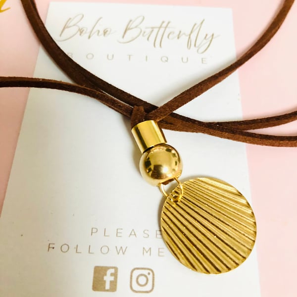 Small shell style pendant on necklace 