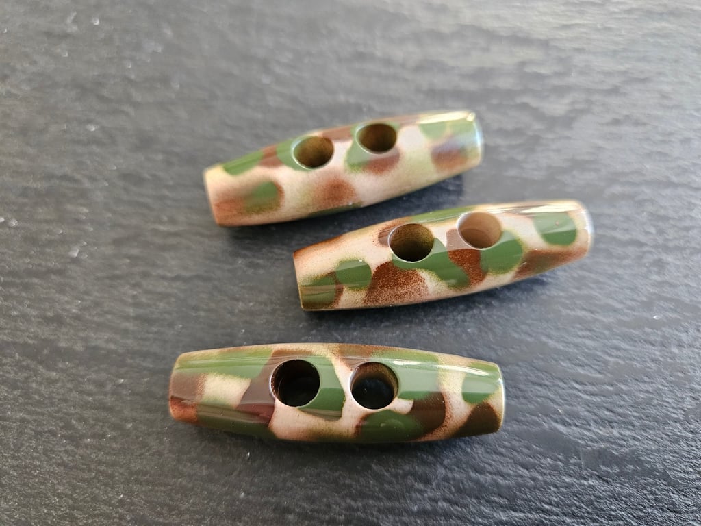50mm (2") Camouflage mottled Horn look Toggle Buttons last 3