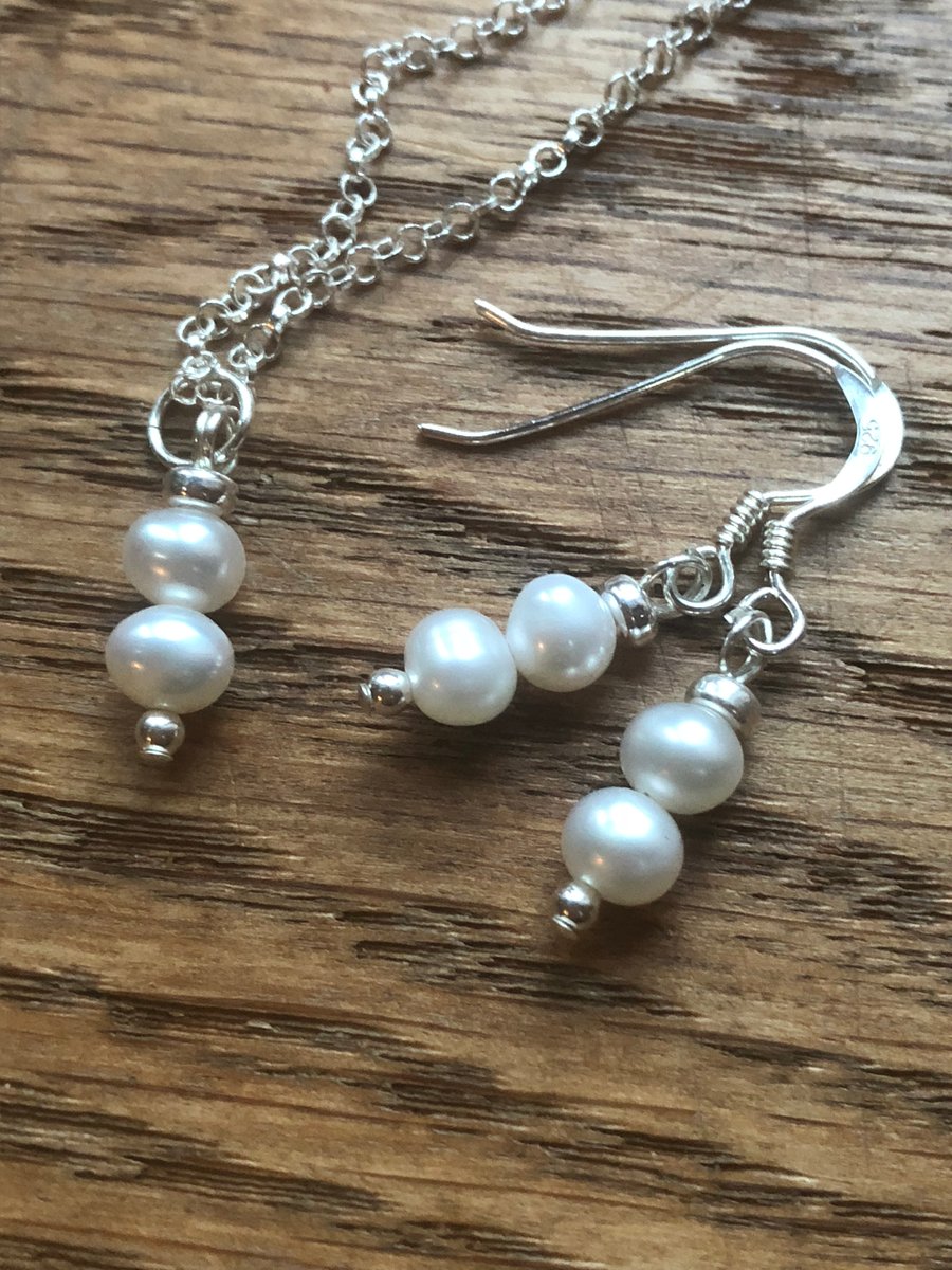 SALE - Fabulous freshwater pearl necklace and earrings -