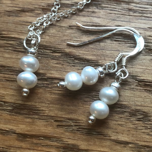 SALE - Fabulous freshwater pearl necklace and earrings -