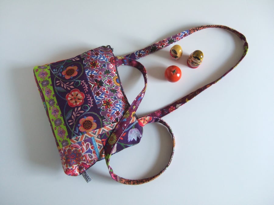 Craft sale Handbag or shoulder bag in a folk art fabric with chunky zip closure.