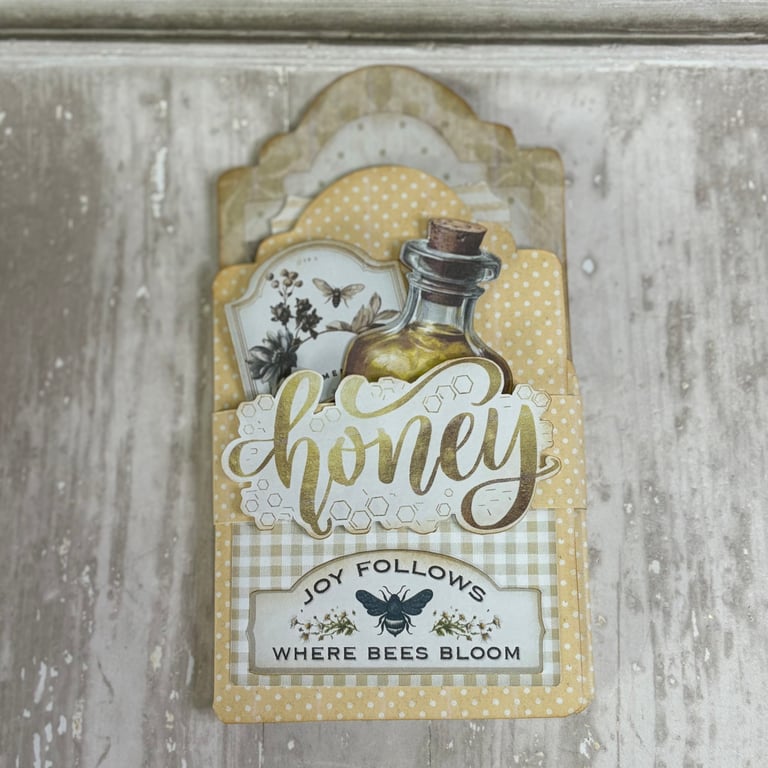 Tag Folio (Honey and Bees) by Carolee Crafts PB9 0043