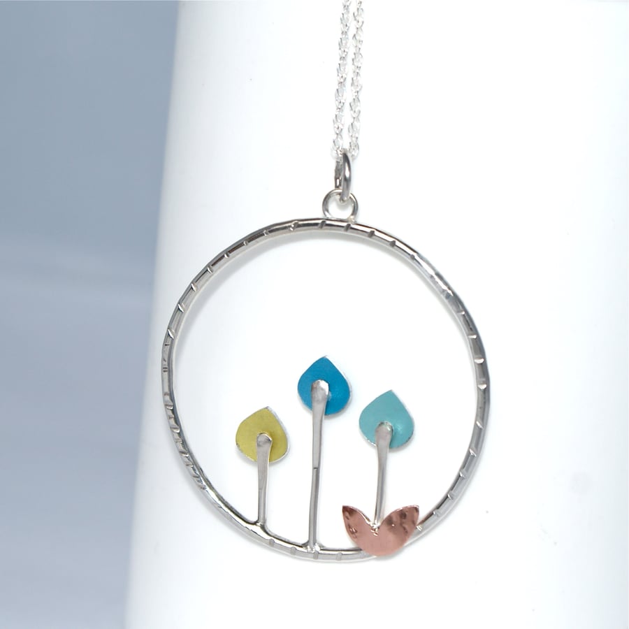 Three little flowers necklace 