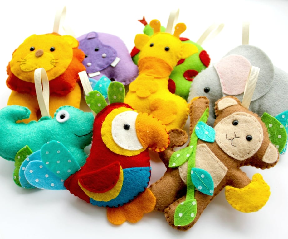 Make Your Own felt rainbow Jungle Garland Kit. Sewing pattern.