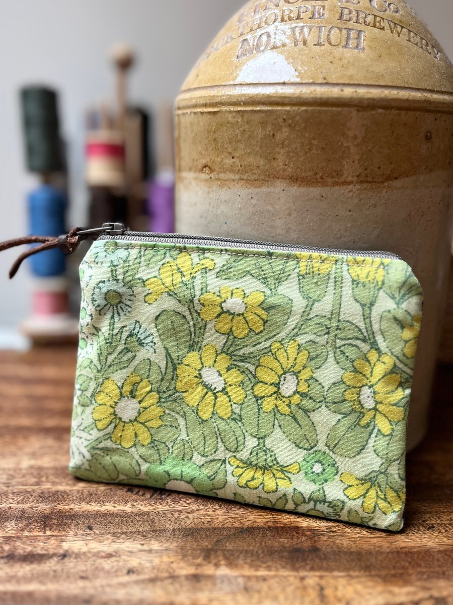 Vintage Daisy Chain cotton coin purse zip pouch reclaimed seventies fabric