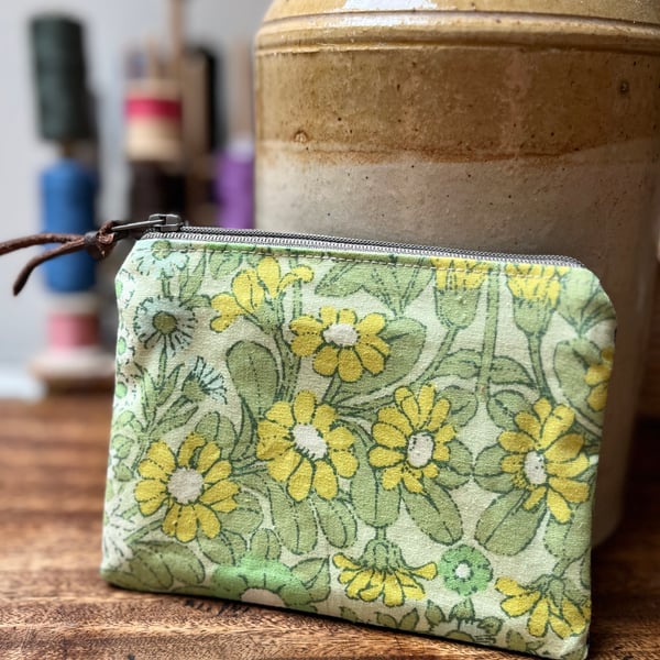 Vintage Daisy Chain cotton coin purse zip pouch reclaimed seventies fabric