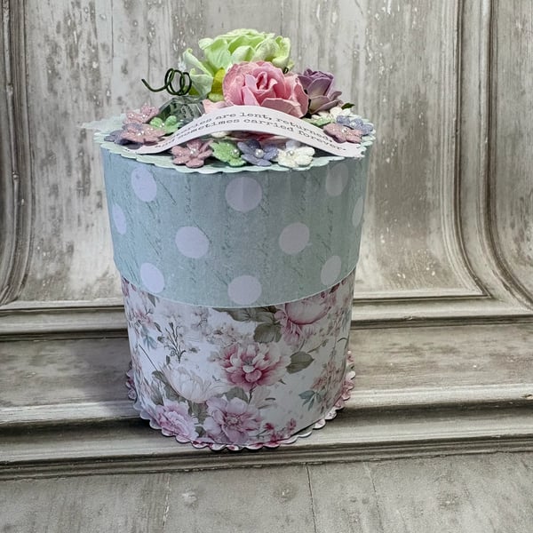 Mini Booklet, with tags & cards on a gift box - CR 0043