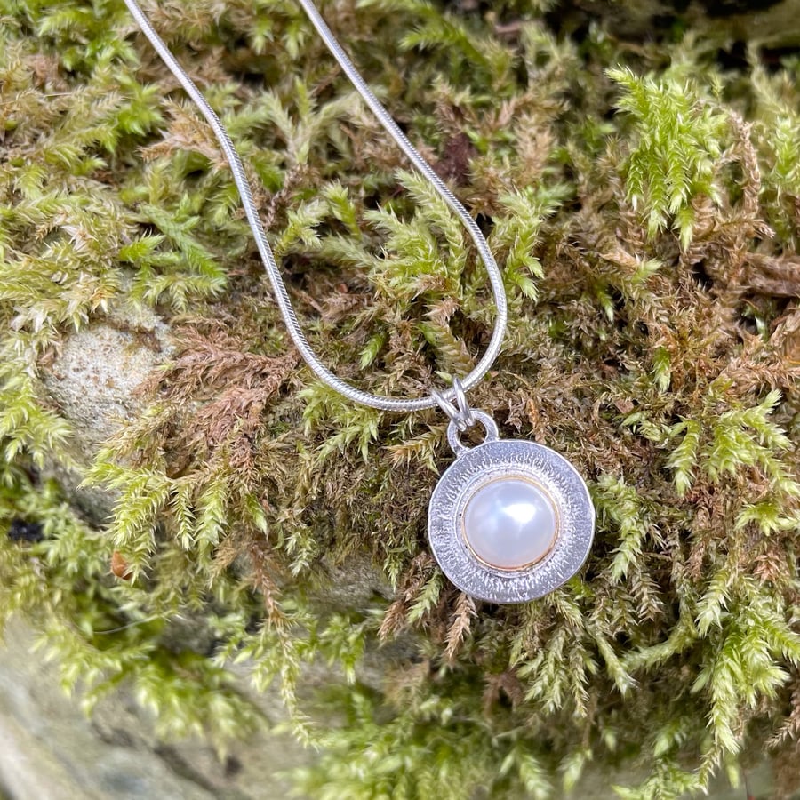 Silver and 18ct gold pearl pendant and chain.