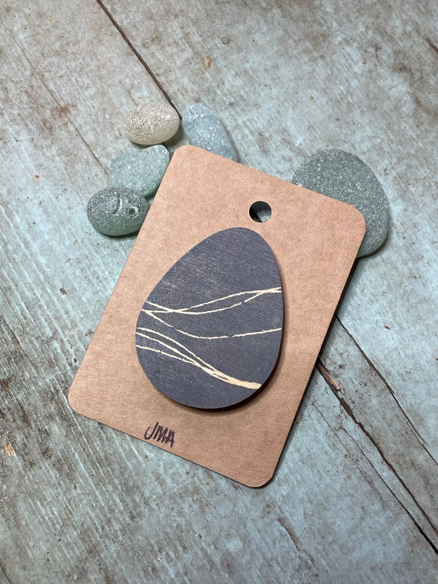 Pebble shape wooden print brooch handmade