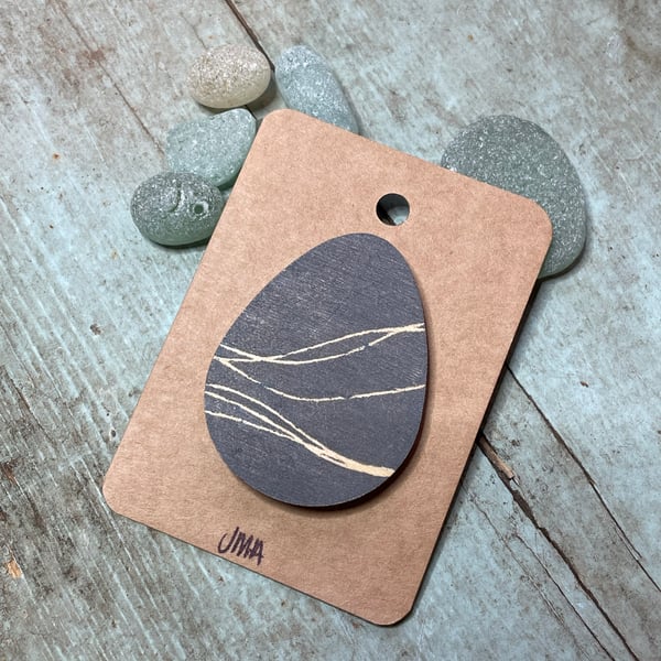 Pebble shape wooden print brooch handmade