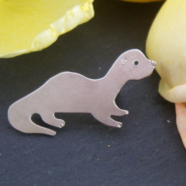 Otter brooch in sterling silver