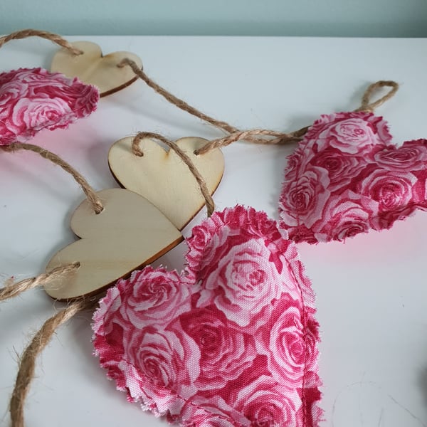 Hearts Garland - Pink Roses Padded fabric & Wood