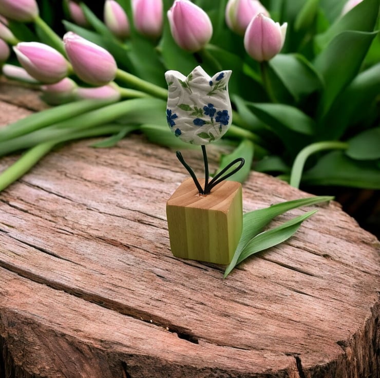 Blue & White Wildflower Embossed Tulip Diff... Folksy