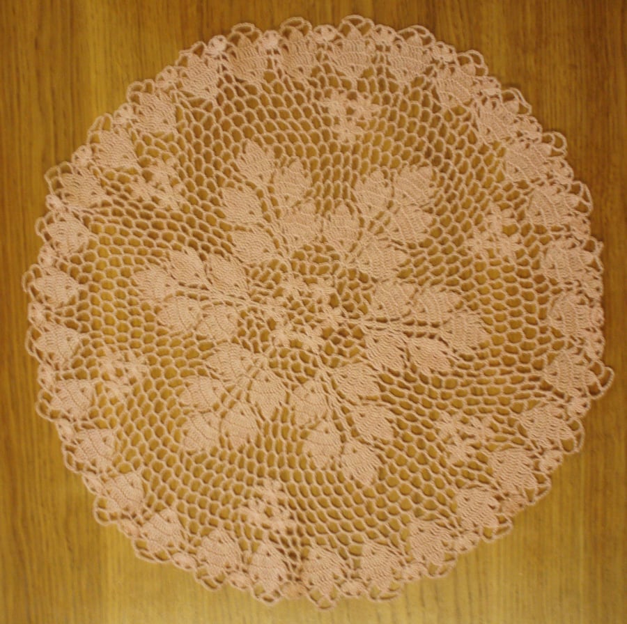 LARGE - 40cm - DARK PINK TABLE CENTREPIECE, MAT or DOILY - LOVELY LEAF PATTERN!