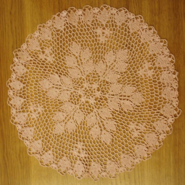 LARGE - 40cm - DARK PINK TABLE CENTREPIECE, MAT or DOILY - LOVELY LEAF PATTERN!