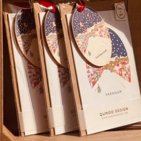 Farnham Christmas card and matching hanging wooden ornament GIFT SET (QM3189)
