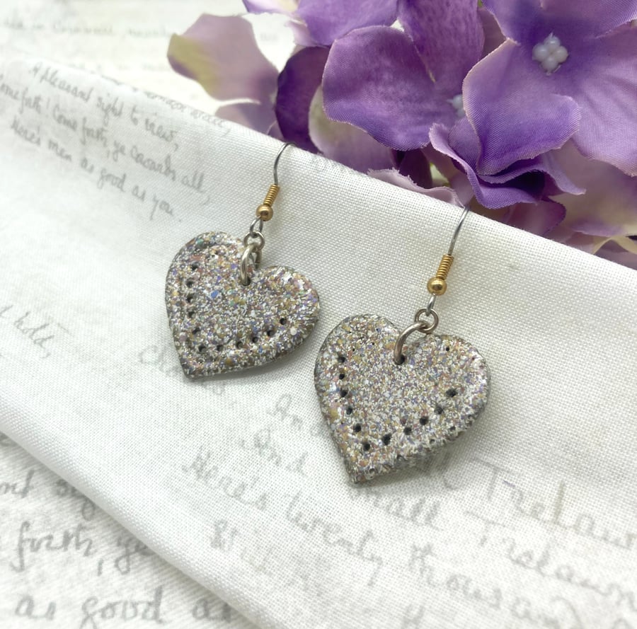 Wooden Heart dangle earrings in gold marbled embossing enamel